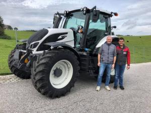 Traktorübergabe

an Herrn Pölzl Reinhard aus
  3633 Schönbach - Großpertenschlag

Valtra N134D

Viel Erfolg und alles Gute!