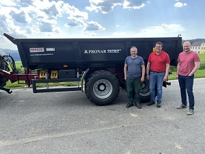 Maschinenübergabe

an Herrn Pölzl Reinhard und Zainzinger Franz aus
3633 Schönbach - Großpertenschlag

Pronar Muldenkipper T679/2 Hardox

 Viel Erfolg und alles Gute