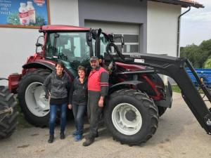 Traktorübergabe

an Familie Prandstötter aus
4230 Pregarten - Gaisruckdorf

Valtra A104MH mit Frontlader
Viel Erfolg und alles Gute