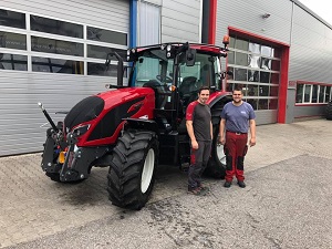 Traktorübergabe

an Herrn Rockenschaub Andreas aus
 4294 St.Leonhard - Unterarzing

Valtra A104 MH4

Viel Erfolg und alles Gute