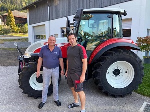 Traktorübergabe

an Firma ECS Rockenschaub aus
  4294 St. Leonhard - Unterarzing

Steyr 4085 Kompakt ET

Viel Erfolg und alles Gute