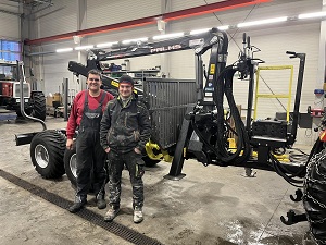 Maschinenübergabe

an Herrn Schabes Florian aus
3921 Langschlag - Kleinpertholz

Palms Holzrückewagen H6S mit Kran K3.61          

 Viel Erfolg und alles Gute