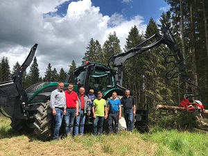 Traktorübergabe

an Herrn Schinagl Reinhard aus
  4272 Sankt Oswald - Kirchenwiese

Valtra T174ed mit Kronos Gripto,
Nisula Harvester, Bergewinde mit Klappschild
und Kronos Kranwagen 150 4WDH

Viel Erfolg und alles Gute