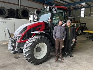 Traktorübergabe

an Herrn Schwarzinger Karl aus
3921 Langschlag - Mitterschlag

Valtra A95

 Viel Erfolg und alles Gute