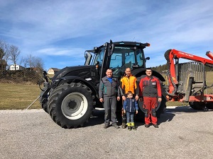 Traktorübergabe

an Herrn Seidl Stefan aus
  3920 Groß Gerungs - Wiesensfeld

Valtra N174D

Viel Erfolg und alles Gute
