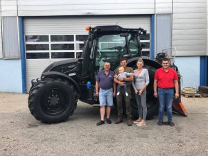 Traktorübergabe

an Herrn Seyr Josef aus
  4320 Perg

Valtra N114eH

Viel Erfolg und alles Gute!