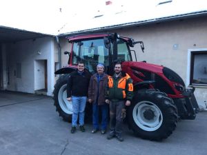Traktorübergabe

an Herrn Sommer Johann aus
3931 Schweiggers - Groß Reichenbach

Valtra A104MH in Forstausstattung
Viel Erfolg und alles Gute