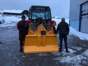 Maschinenübergabe

an Herrn Stauderer Daniel aus
3925 Altmelon

UNIFOREST Seilwinde UNI65HPRO-STOP
Viel Erfolg und alles Gute