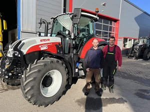 Traktorübergabe

an Herrn Stiedl Martin aus
3925 Arbesbach - Etlas

Steyr 4100 Multi

 Viel Erfolg und alles Gute
