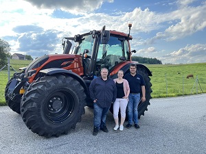 Traktorübergabe

an Familie Tauber aus
3932 Kirchberg - Fromberg

Valtra N175D

 Viel Erfolg und alles Gute