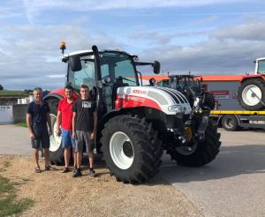 Traktorübergabe

an Herrn Tesch Gerhard aus
  3542 Gföhl - Seeb

Steyr 4120 Multi

Viel Erfolg und alles Gute!