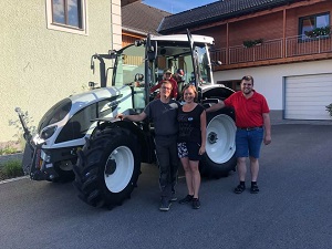 Traktorübergabe

an Herrn Traxler Josef aus
  4263 Windhaag - Prendt

Valtra A74

Viel Erfolg und alles Gute