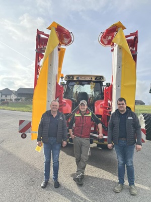 Maschinenübergabe
            
an Familie Unger aus
  3921 Langschlag - Kainrathschlag

Pöttinger Novacat V8400

Viel Erfolg und alles Gute!