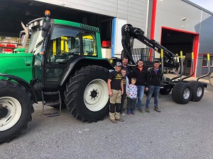 Traktor- und Maschinenübergabe

an Herrn Wagner Markus aus
  3633 Schönbach - Pernthon

Valtra 6350 und Palms H10D mit K5.85

Viel Erfolg und alles Gute