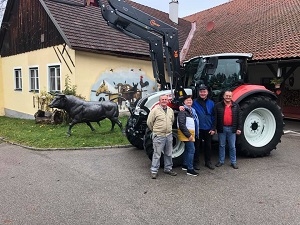 Traktorübergabe

an Familie Weißenhofer aus
  3924 Schloß Rosenau

  Steyr Multi 4110 mit Hauer Frontlader XB 110

Viel Erfolg und alles Gute