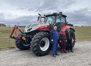 Traktorübergabe

an Herrn Wurm Martin aus
3924 Schloß Rosenau - Unterrosenauerwald

Steyr 4145 Profi

 Viel Erfolg und alles Gute