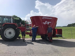 Maschinenübergabe

an Herrn Wurm Martin aus
3924 Schloß Rosenau - Unterrosenauerwald

Futtermischwagen Trioliet Solomix 1-1200L

Viel Erfolg und alles Gute