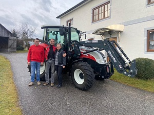 Traktorübergabe

an Familie Zehetgruber aus
3925 Arbesbach - Pretrobruck

Steyr 4055 KompaktS mit Frontlader          

 Viel Erfolg und alles Gute