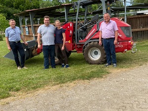 Maschinenübergabe

an Frau Ziegast Anke -
Pferdesportzentrum Weinviertel aus
2192 Kettlasbrunn

Hoftrac Weidemann 1390

 Viel Erfolg und alles Gute