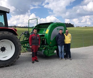 Maschinenübergabe

an Herrn Zimmermann Andreas aus
3863 Reingers - Illmanns

Rundballenpresse McHale F5400c

Viel Erfolg und alles Gute