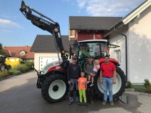 Traktorübergabe

an Familie Eder aus
3532 Rastenfled - Marbach im Felde

Steyr 4095 Kompakt mit Stoll Frontlader FZ 20.1
Viel Erfolg und alles Gute