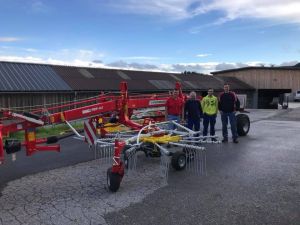 Maschinenübergabe

an Familie Grudl aus
3921 Langschlag - Langschlägerwald

Pöttinger Doppelseitenschwader Top 662
Viel Erfolg und alles Gute