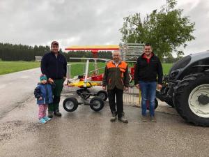 Maschinenübergabe

an Familie Hiemetzberger aus
  3921 Langschlag - Langschlägerwald

Pöttinger Schwadkreisel Top 382

Viel Erfolg und alles Gute