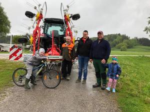 Maschinenübergabe

an Familie Hiemetzberger aus
  3921 Langschlag - Langschlägerwald

Pöttinger Zettkreisel Hit 6.69

Viel Erfolg und alles Gute