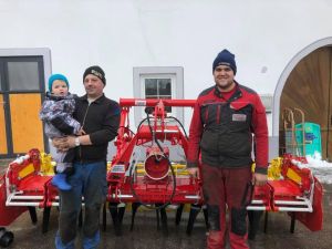 Maschinenübergabe

an Herrn Hohl Martin aus
3925 Arbesbach - Etlas

Pöttinger Kreiselegge LION 303 classic
Viel Erfolg und alles Gute