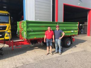 Maschinenübergabe

an Herrn Kaltenberger Wolfgang aus
4272 Weitersfelden - Wienau

Pronar Tandemdreiseitenkipper T663/2
Viel Erfolg und alles Gute