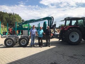 Maschinenübergabe

an Herrn Pfeiffer Josef aus
4252 Liebenau - Kienau

Pfanzelt Rückeanhänger P11 Plus
mit Kran LK 4272
Viel Erfolg und alles Gute