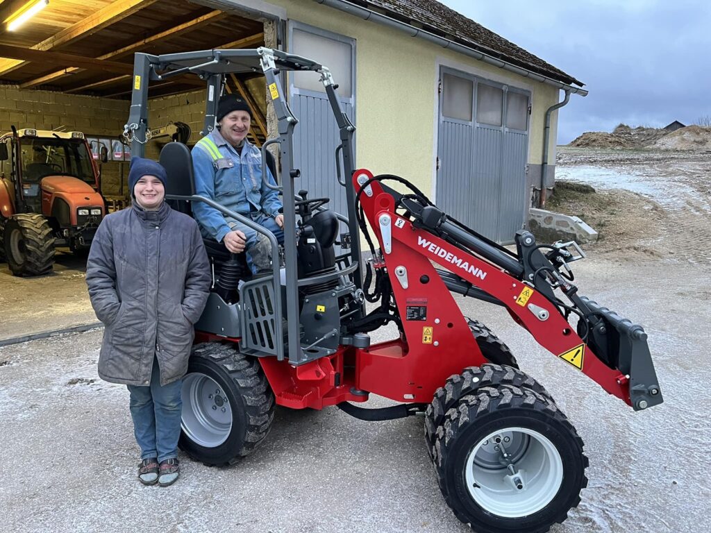 Maschinenübergabe
            
an Familie Pichler aus
  3925 Arbesbach - Schönfeld

Weidemann Hoftrac 1140 light

Viel Erfolg und alles Gute!