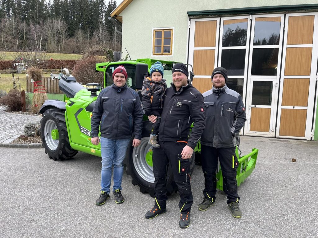 Maschinenübergabe
            
an Familie Schulmeister aus
Blumau

Merlo Teleskoplader TF30.9-115

Viel Erfolg und alles Gute!